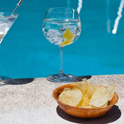 ¡Disfruta de un delicioso snack junto a la piscina!